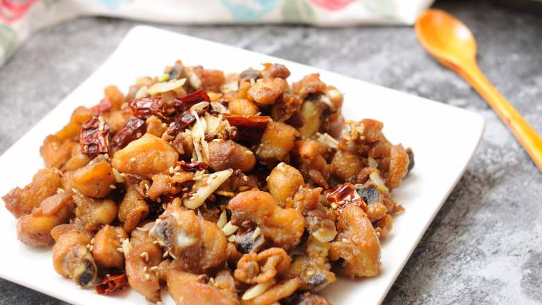 家常干煸辣子鸡(微辣版) 宴客必备硬菜 百分百复制饭店口味,成品图,迫不及待要开吃了。