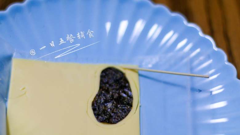 小狗烤鲜蔬焗土豆泥 宝宝辅食,牛奶+玉米+毛豆+番茄+马苏里拉奶酪,剪好的耳朵叠在<a style='color:red;display:inline-block;' href='/shicai/ 62159'>芝士片</a>上,用牙签画出来,画大一圈。