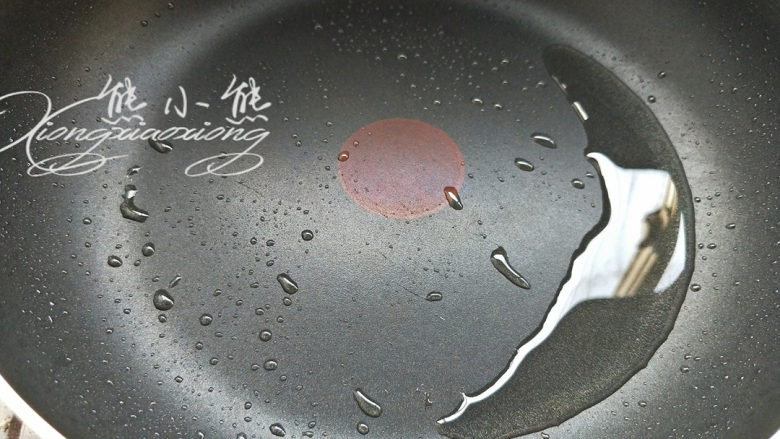 懒人料理--金针菇培根卷,锅内倒少许油,开小火。