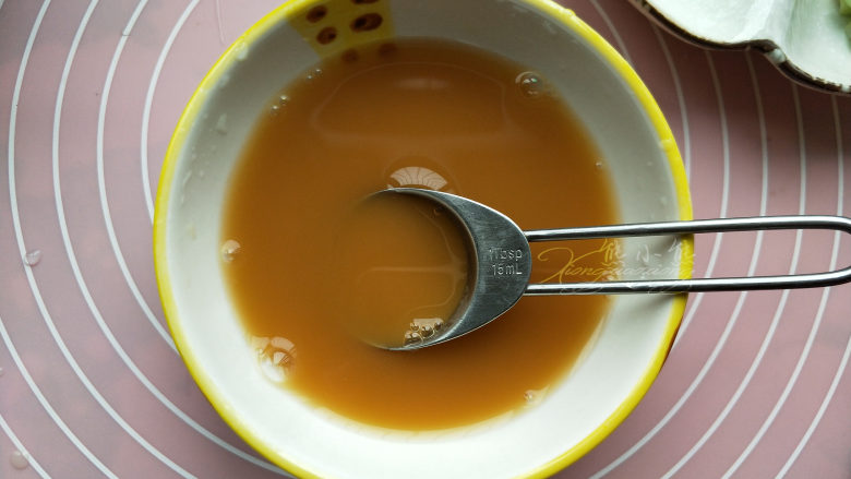 地三鲜--家常少油版,用一个小碗盛半碗水,加入一大勺<a style='color:red;display:inline-block;' href='/shicai/ 788'>生抽</a>、1/2小勺淀粉,搅匀备用。