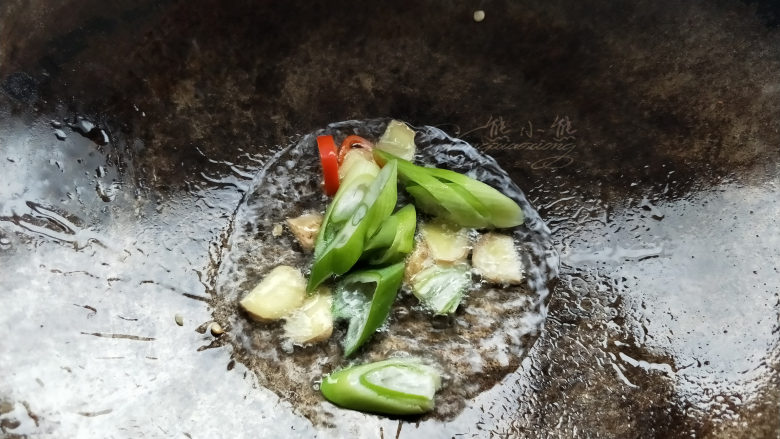 地三鲜--家常少油版,放入葱姜炒香。所有炒这几样菜都是用的第一次炒茄子是倒的那些油,所以还是挺省油的吧。