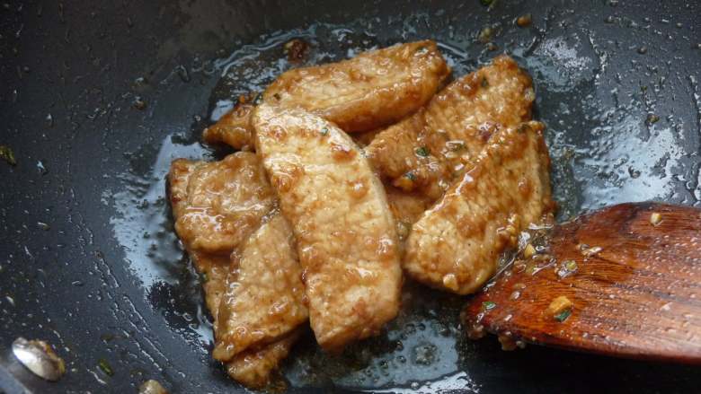 孜然脊肉,把水分炒干炒透,关火