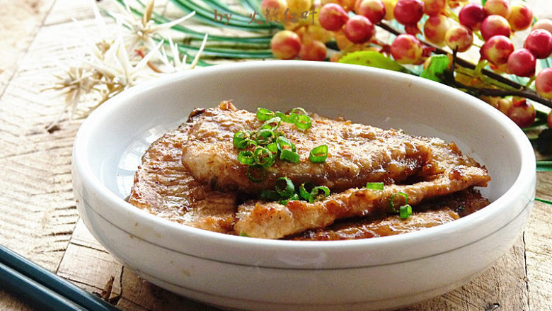 孜然脊肉,上碟,撒<a style='color:red;display:inline-block;' href='/shicai/ 3250'>葱</a>花,再撒点分量外的孜然粉即可食用