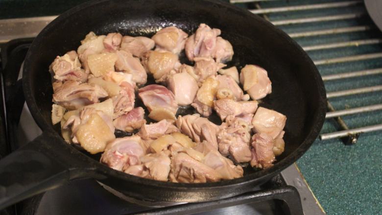 酒香麻油鸡油饭,鸡腿肉切小块,将鸡肉煎至变色微焦,备用。