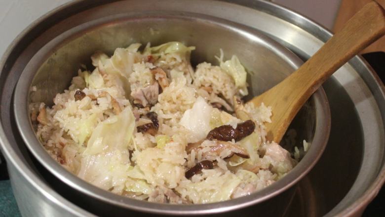 酒香麻油鸡油饭,电饭锅煮好跳起后,再焖30分钟,拌匀即完成。