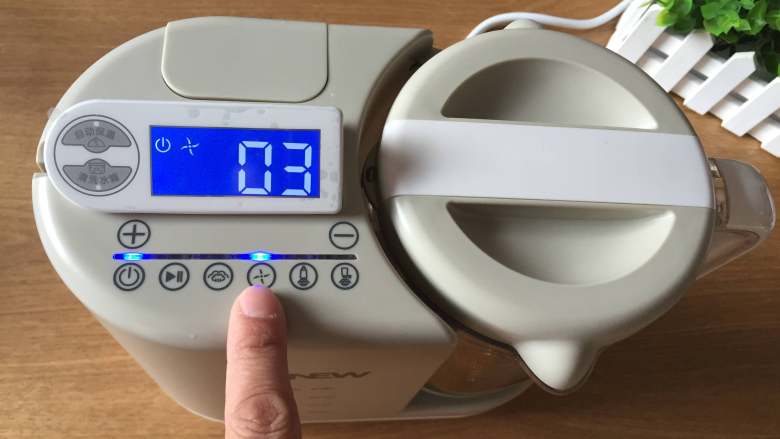 婴儿辅食之南瓜米糊,盖上防溅盖和盖子,启动搅拌功能;