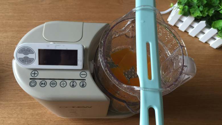婴儿辅食之南瓜米糊,用食物铲提出蒸熟的南瓜;