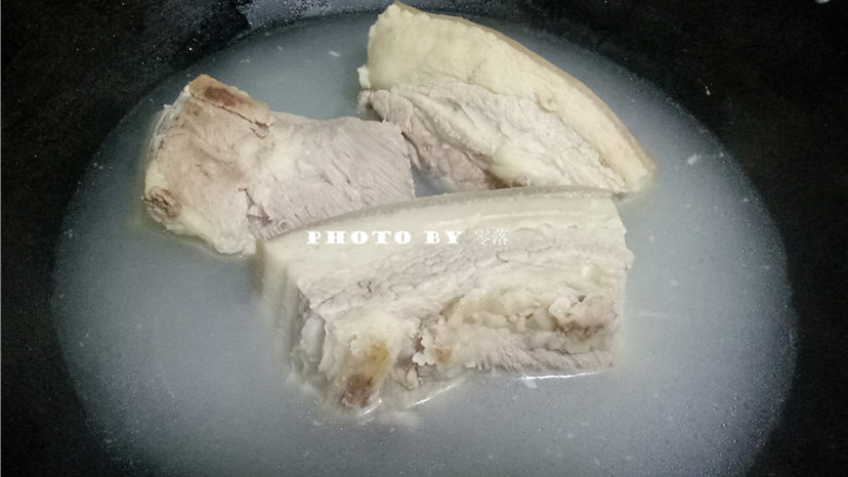 四川烧白,五花肉煮熟后,关火,取出晾凉(煮熟程度:筷子能轻易穿透五花肉即可);