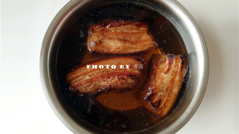 四川烧白,炸好的五花肉,捞出;用凉白开浸泡至冷却;