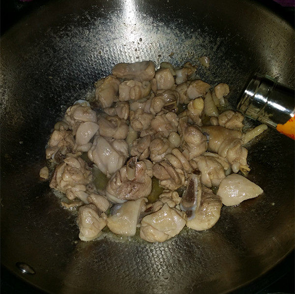 黄焖鸡,煸炒变色至出油后,倒入<a style='color:red;display:inline-block;' href='/shicai/ 718'>料酒</a>