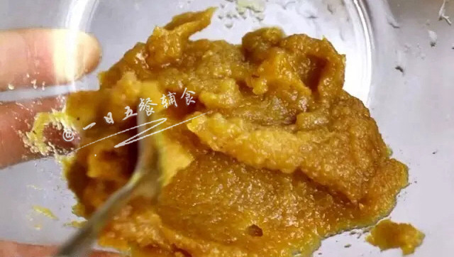 红枣泥 宝宝辅食,超细腻自带甜味,第②种方法:直接不用煮,用剪刀将红枣剪成一小块一小块,加牛奶或水,用搅拌机打成细腻的糊状。优点是:省时。缺点是:枣皮没去,不适合一岁半以下宝宝食用。