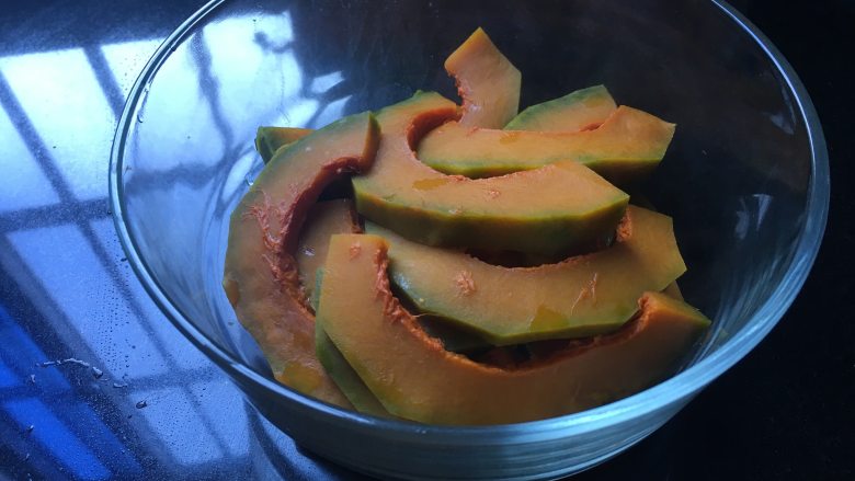 懒人料理+超快手南瓜浓汤,放入微波炉可用的容器中，加盖，高火八分钟后取出，略晾凉。