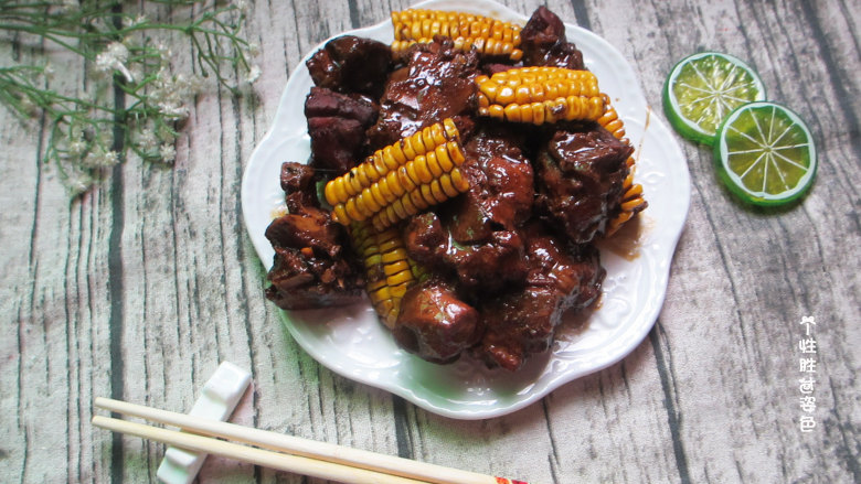 红烧大骨头,味道香咸，排骨酥烂，色泽金红