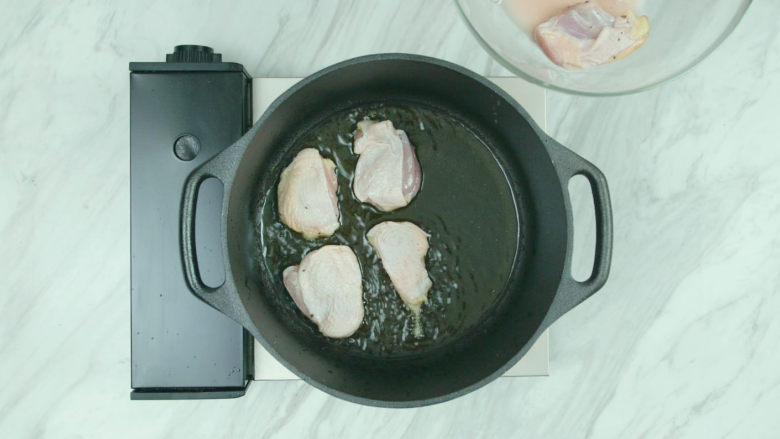 奶油炖菜, 3块去骨鸡腿肉切成适口大小,撒少许黑胡椒碎、淋白葡萄酒、加生粉抓匀,腌渍15分钟,然后橄榄油热锅,下鸡肉煎至两面微黄,盛出;