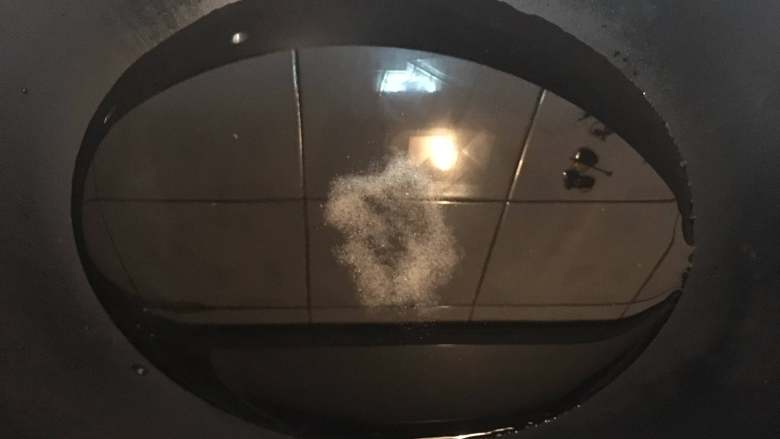 一锅出海鲜烩,烧开半锅水,加2克盐。