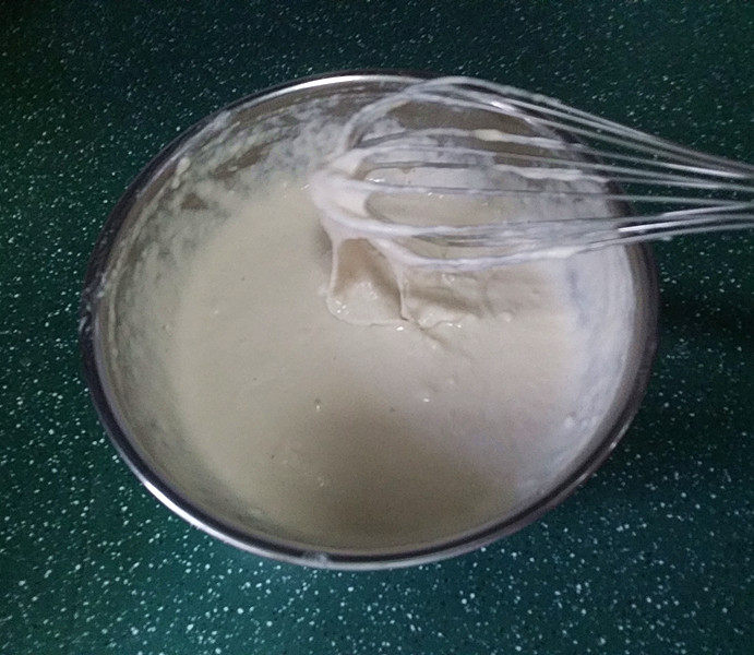 #懒人料理#番茄鸡蛋疙瘩汤,食盐、面粉倒入盆中,再加适量清水,用蛋抽搅拌成可流淌状面糊