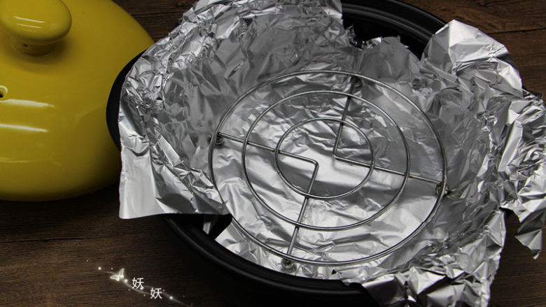 黑乐砂锅烤鸡腿儿,砂锅底部铺上锡纸,放上烤架,垫锡纸防止烤鸡腿时滴下的油渍弄脏砂锅