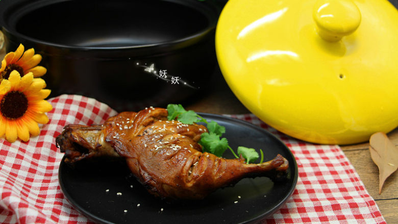 黑乐砂锅烤鸡腿儿,取出鸡腿,撒上熟的芝麻提香。
