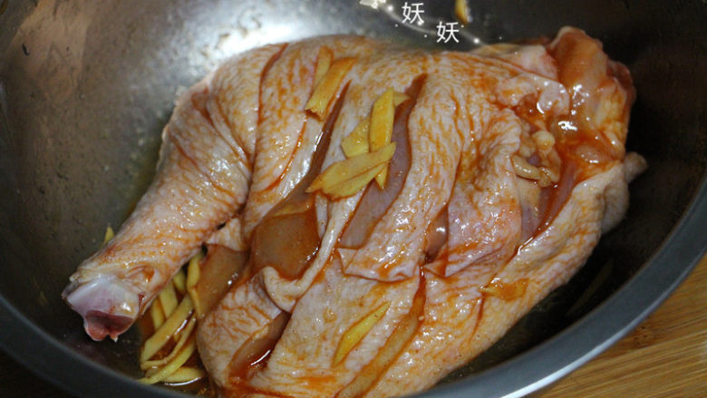 黑乐砂锅烤鸡腿儿,把调料均匀的抓匀在鸡腿上,覆上保鲜膜,或者装入保鲜袋,冷藏几个小时入味,其实,处理好的鸡腿拿来直接烤就挺有味的。