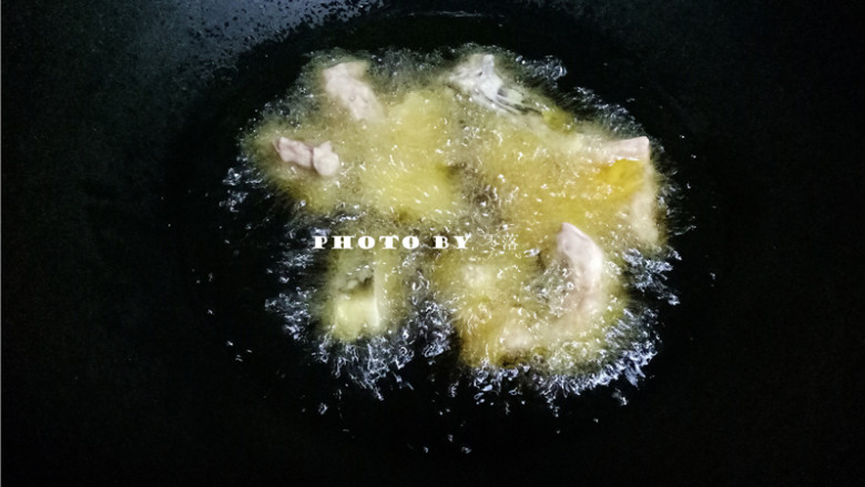红烧鱼,炒锅烧热,倒入适量<a style='color:red;display:inline-block;' href='/shicai/ 857'>植物油</a>;油量需比平常炒菜多一些;油锅烧热后,放入鱼块,转中小火;
