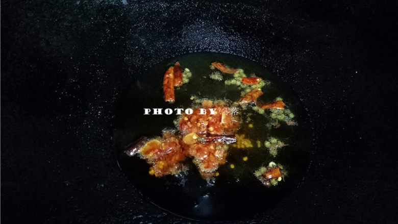 红烧鱼,锅里留底油,放入干辣椒、花椒、<a style='color:red;display:inline-block;' href='/shicai/ 46964'>郫县豆瓣酱</a>炒香;