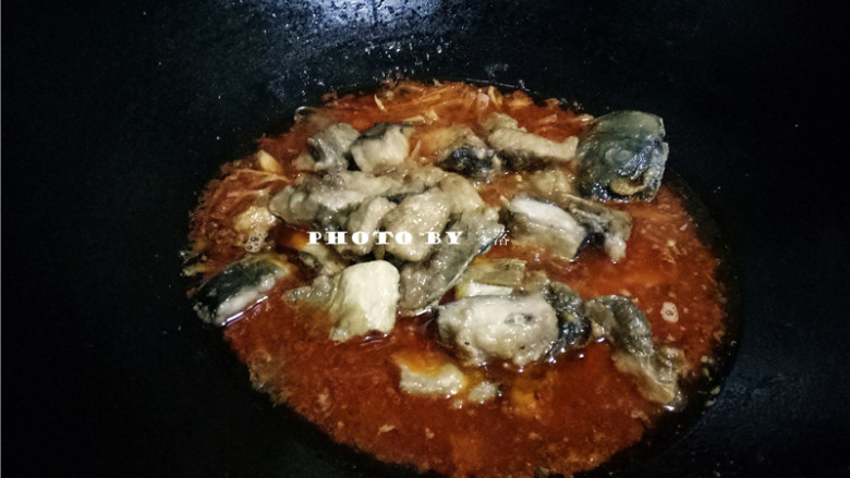 红烧鱼,汤汁烧出香味后,放入鱼块,继续煮;