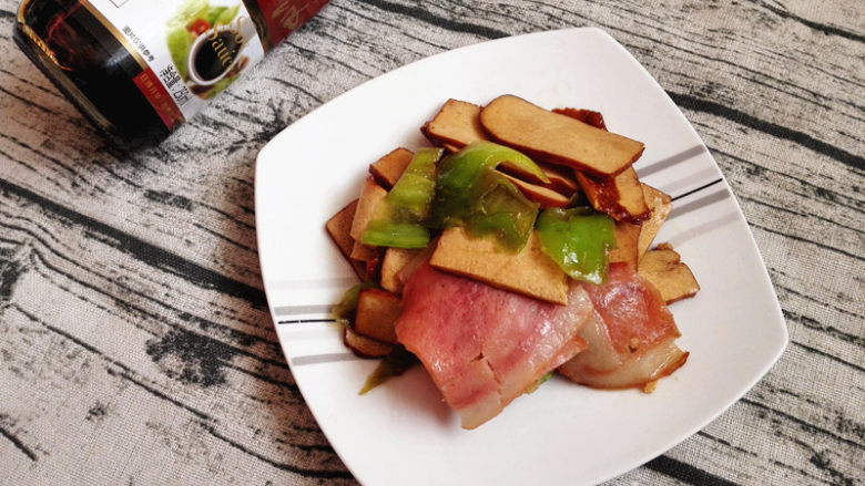 懒人料理+培根豆腐干尖椒