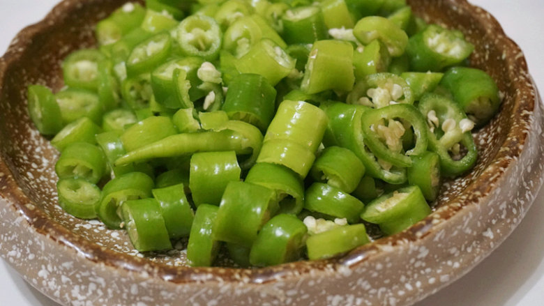 尖椒花甲鸡,将青椒切成节