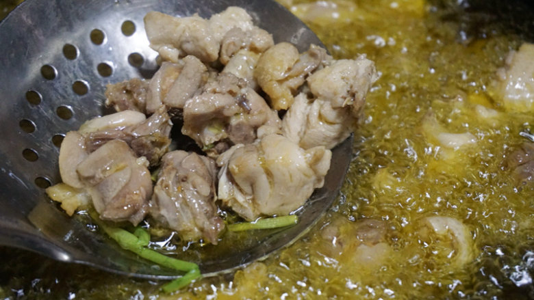 尖椒花甲鸡,锅内倒油烧热至6成时,将腌制入味的鸡块放入锅中滑熟,待鸡肉表面紧缩时即可捞出沥干油
叨叨叨:用油炸鸡块时用中火,直至鸡块完全炸熟