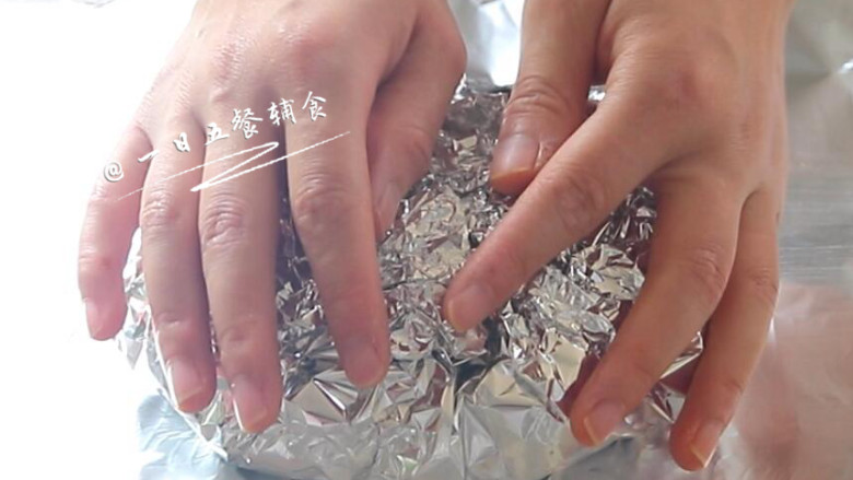 烤菌菇 宝宝辅食,香菇+海鲜菇+口蘑+金针菇+杏鲍菇,全副武装的包起来,不留一丝缝隙。