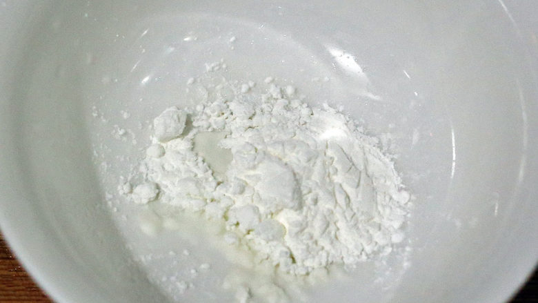 甜蜜滋味骨,取小碗一个,倒入1茶匙生粉