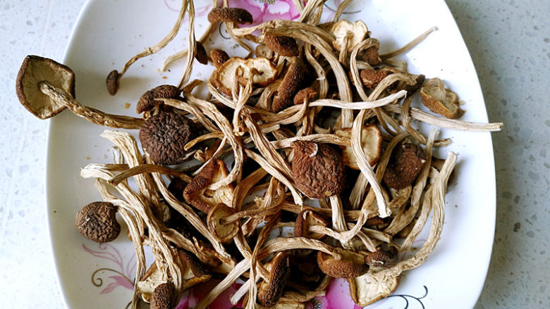 茶树菇排骨汤,将<a style='color:red;display:inline-block;' href='/shicai/ 266'>茶树菇</a>剪去菇脚,清洗干净