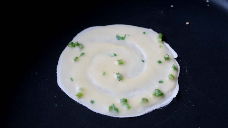 快手鸡蛋薄饼,待表面完全凝固后,翻面;