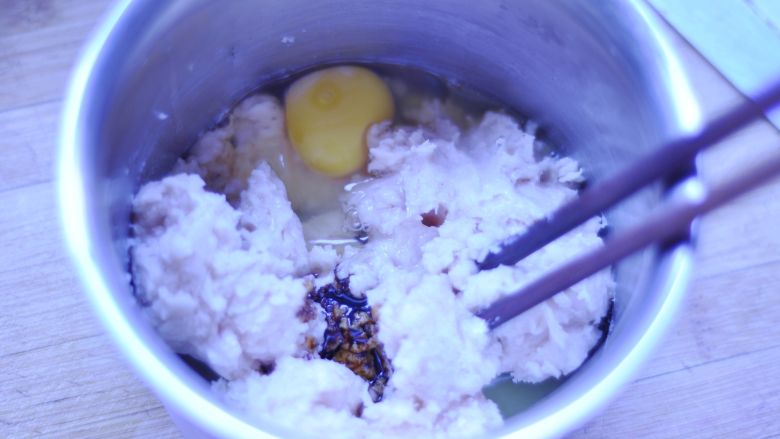 糖醋鸡胸五彩肉丸,将肉馅,加入半勺盐、适量料酒、味精、五香粉、老抽和一个<a style='color:red;display:inline-block;' href='/shicai/ 9'>鸡蛋</a>拌均匀,