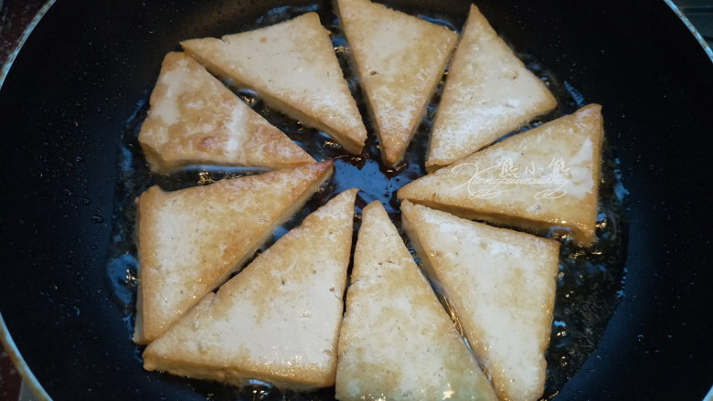 家常豆腐--挑逗你的味蕾,平锅烧热,倒油,油量别平常炒菜略多一些就可以了,因为豆腐也不吸油。将豆腐煎至两面金黄即可出锅。