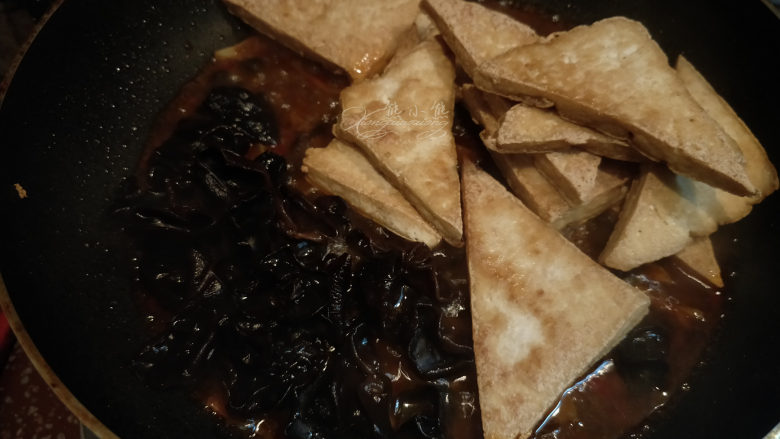 家常豆腐--挑逗你的味蕾,放入豆腐和木耳,稍微煮一下入味。