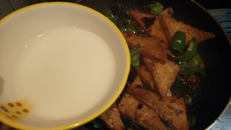 家常豆腐--挑逗你的味蕾,出锅前倒入水淀粉勾芡。不要一次都倒进去,边翻炒边倒,汤汁浓稠就可以了。