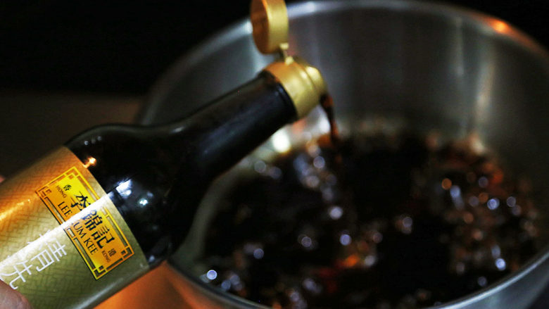 秘制可乐鸡翅,滚约3分钟,或剩下约一半容量(200ml)时,倒入<a style='color:red;display:inline-block;' href='/shicai/ 788'>生抽</a>,继续煮半分钟,熄火备用