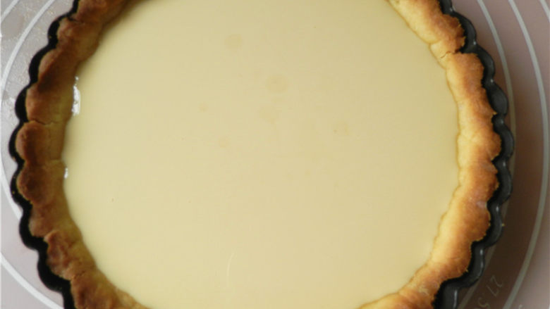 法式苹果塔,取出塔皮,倒入蛋奶液。