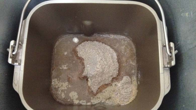 黑麦贝果,除了即食麦片以外,其余食材都放入面包机桶内,开启和面程序,揉面15分钟