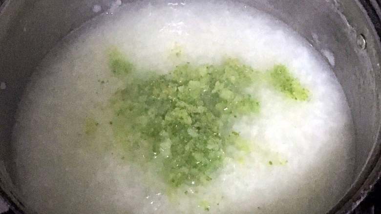 西兰花蛋花粥,粥熬好后,转移到锅里(最好是砂锅里),加入西兰花煮3-5分钟。