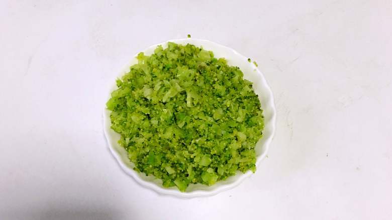 西兰花蛋花粥,.西兰花切碎。
PS:如果是8个多月宝宝吃一定要切的很碎哦