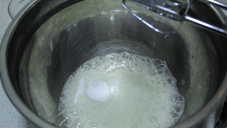 抹茶双色蛋糕卷,蛋白里加入几滴柠檬汁,打发至粗泡,加15克糖的三分之一,继续打发