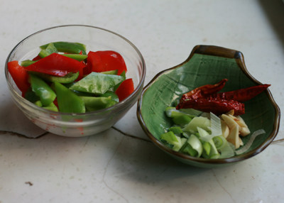 酸辣龙利鱼,青红椒切丁,葱、姜、蒜切碎,<a style='color:red;display:inline-block;' href='/shicai/ 86474'>干辣椒</a>切小段