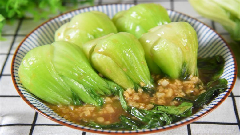 青菜炒翠绿有窍门，简单快手，大家抢着吃！