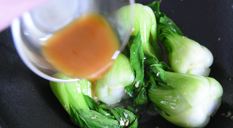 青菜炒翠绿有窍门，简单快手，大家抢着吃！,倒入调料汁