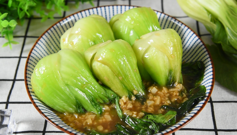 青菜炒翠绿有窍门，简单快手，大家抢着吃！,保持蔬菜翠绿其实很简单哦！