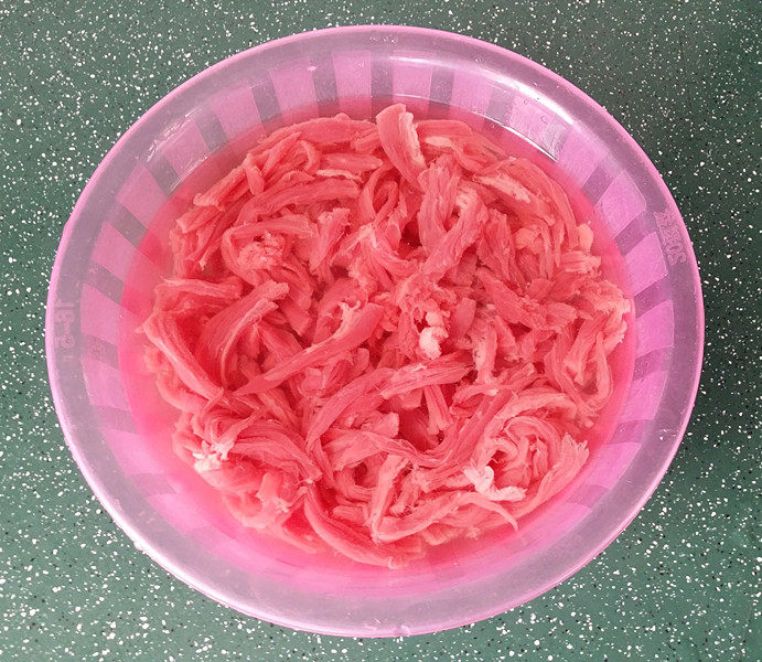 青蒜炒牛肉丝,放清水中浸泡20分钟,泡去多余血水的,烹饪时就不会有血沫而影响美观