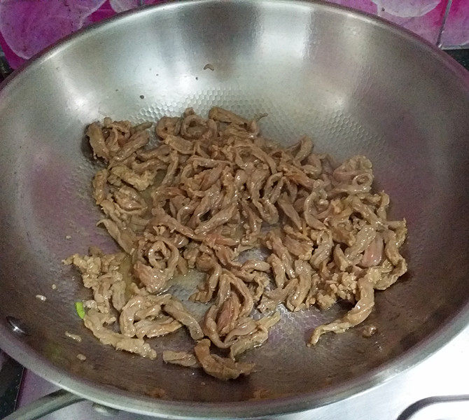 青蒜炒牛肉丝,开中小火:将牛肉丝滑炒至变色