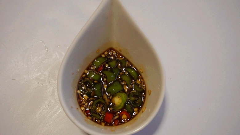 凉拌鱿鱼须,将小米辣、青辣椒、料酒、大蒜、葱、<a style='color:red;display:inline-block;' href='/shicai/ 788'>生抽</a>、<a style='color:red;display:inline-block;' href='/shicai/ 3729'>白糖</a>、<a style='color:red;display:inline-block;' href='/shicai/ 721'>蚝油</a>、盐放入碗内调成料汁